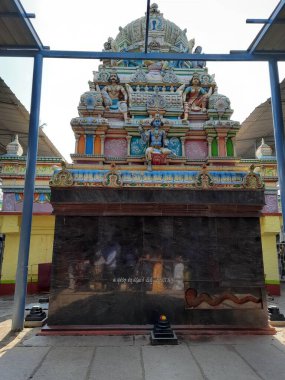 Doddaballapur, Karnataka, Hindistan-Nisan 18 2021: Shri Ghati Subrahmanya Tapınağı Hindu dini Puja tarihi eserine sahip yakın çekim