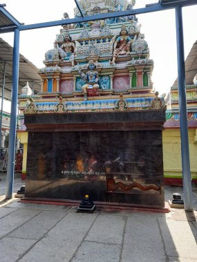 Doddaballapur, Karnataka, Hindistan-Nisan 18 2021: Shri Ghati Subrahmanya Tapınağı Hindu dini Puja tarihi eserine sahip yakın çekim