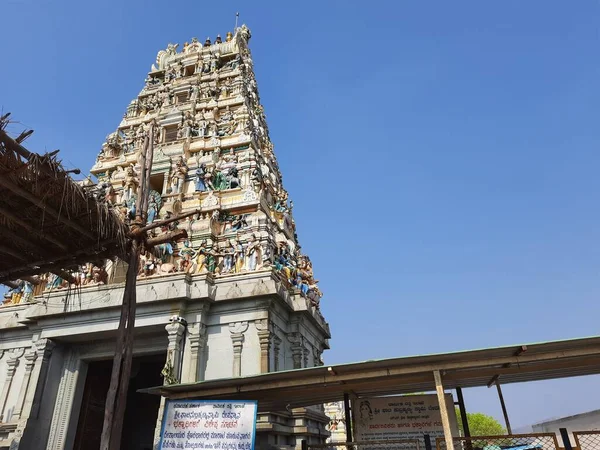 2021年4月18日インド カルナータカ州ドダバラプール 自然を背景にした美しいシュリ ガティ寺院の閉鎖 Subrahmanya Temple Hindu宗教的法会ランドマーク — ストック写真