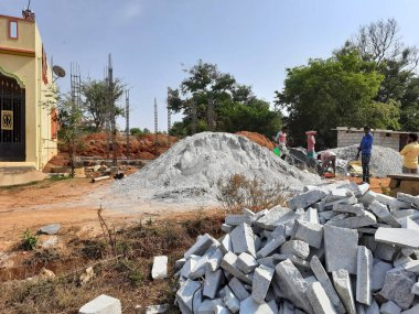 Bangalore, Karnataka, Hindistan-Nisan 17 2021: Kum, taş, boras gibi malzemelerle temel ilk iş veya inşaat, sump, sütun, kiriş ve paya gibi yapıların kapatılması.,