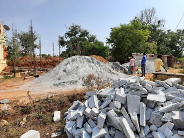 Bangalore, Karnataka, Hindistan-Nisan 17 2021: Kum, taş, boras gibi malzemelerle temel ilk iş veya inşaat, sump, sütun, kiriş ve paya gibi yapıların kapatılması.,