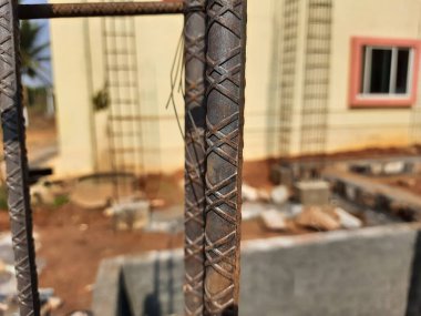 Bangalore, Karnataka, Hindistan-Nisan 17 2021: Kum, taş, boras gibi malzemelerle temel ilk iş veya inşaat, sump, sütun, kiriş ve paya gibi yapıların kapatılması.,