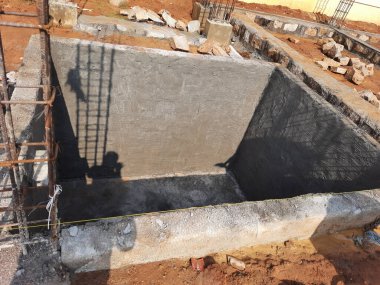 Bangalore, Karnataka, Hindistan-Nisan 17 2021: Kum, taş, boras gibi malzemelerle temel ilk iş veya inşaat, sump, sütun, kiriş ve paya gibi yapıların kapatılması.,