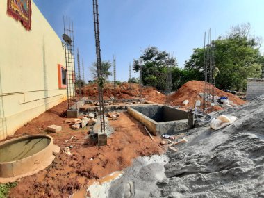 Bangalore, Karnataka, Hindistan-Nisan 17 2021: Kum, taş, boras gibi malzemelerle temel ilk iş veya inşaat, sump, sütun, kiriş ve paya gibi yapıların kapatılması.,