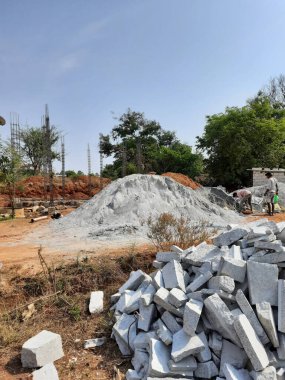 Bangalore, Karnataka, Hindistan-Nisan 17 2021: Kum, taş, boras gibi malzemelerle temel ilk iş veya inşaat, sump, sütun, kiriş ve paya gibi yapıların kapatılması.,