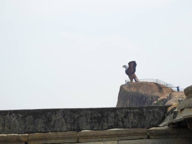 Lepakshi, Andhra Pradesh-Ocak 03-2021: Güzel cazibeye yakın dev bir heykel açık kanat Kartal veya kayanın üzerindeki Jatayu Parkı