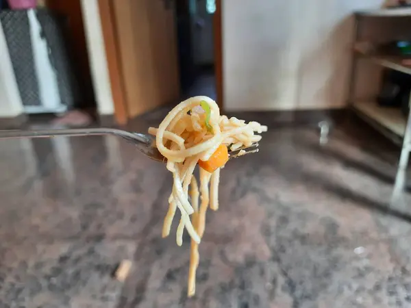 Een Closeup Van Fastfood Thuis Gemaakte Noedels Een Stalen Vork — Stockfoto