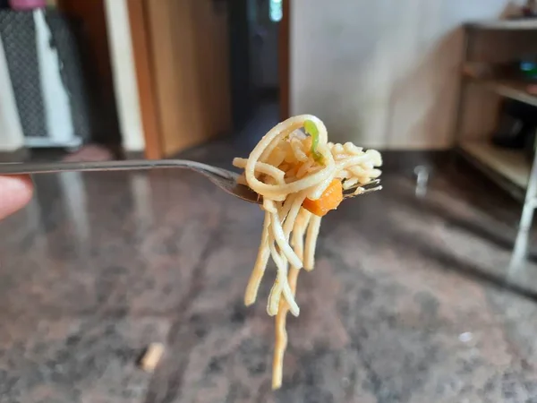 Primer Plano Fideos Caseros Comida Rápida Una Horquilla Acero Sosteniendo —  Fotos de Stock