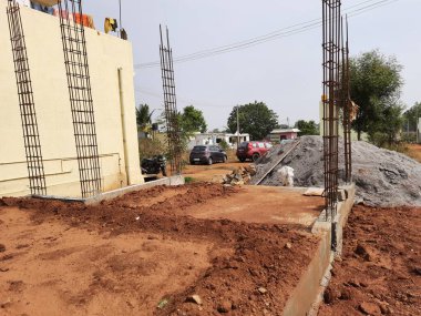 Bangalore, Karnataka, Inida-Apr 23 2021: Temelde konut inşaatı ve toprağının kapatılması, sütun için demir çubuklar