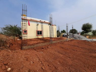 Bangalore, Karnataka, Inida-Apr 23 2021: Temelde konut inşaatı ve toprağının kapatılması, sütun için demir çubuklar
