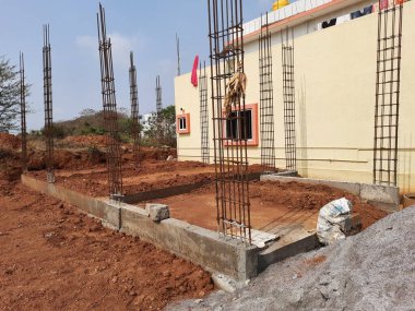 Bangalore, Karnataka, Inida-Apr 23 2021: Temelde konut inşaatı ve toprağının kapatılması, sütun için demir çubuklar
