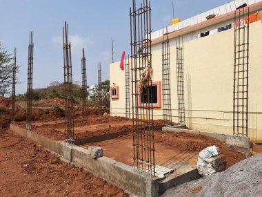 Bangalore, Karnataka, Inida-Apr 23 2021: Temelde konut inşaatı ve toprağının kapatılması, sütun için demir çubuklar