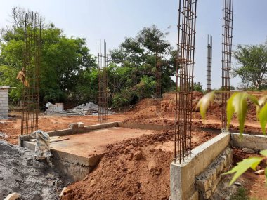 Bangalore, Karnataka, Inida-Apr 23 2021: Temelde konut inşaatı ve toprağının kapatılması, sütun için demir çubuklar