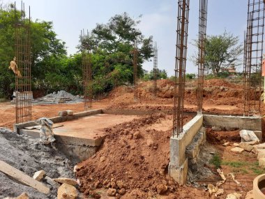 Bangalore, Karnataka, Inida-Apr 23 2021: Temelde konut inşaatı ve toprağının kapatılması, sütun için demir çubuklar