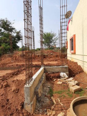 Bangalore, Karnataka, Inida-Apr 23 2021: Temelde konut inşaatı ve toprağının kapatılması, sütun için demir çubuklar