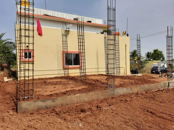 Bangalore, Karnataka, Inida-Apr 23 2021: Temelde konut inşaatı ve toprağının kapatılması, sütun için demir çubuklar