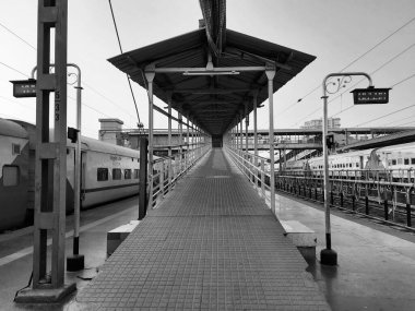 Bangalore, Karnataka, India-Apr 07 2021: Yesvantpur Junction tren istasyonunun kapatılması istasyon koridoru, yürüyen merdiven, yaya yolu, küçük bir dükkan ve sembollü bir platformda trenler