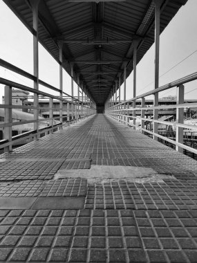 Bangalore, Karnataka, India-Apr 07 2021: Yesvantpur Junction tren istasyonunun kapatılması istasyon koridoru, yürüyen merdiven, yaya yolu, küçük bir dükkan ve sembollü bir platformda trenler