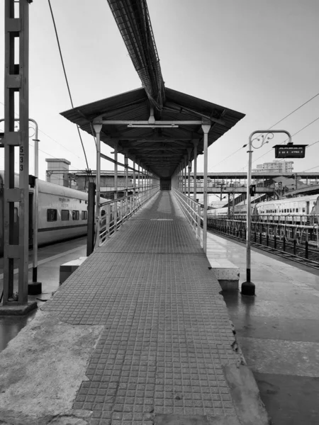 Bangalore, Karnataka, India-Apr 07 2021: Yesvantpur Junction tren istasyonunun kapatılması istasyon koridoru, yürüyen merdiven, yaya yolu, küçük bir dükkan ve sembollü bir platformda trenler