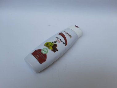 Bangalore, Karnataka, Hindistan-Nisan 24 2021: Patanjali Kesh Kanti Shikakai 'nin yakın çekimi 200 ml plastik kap, beyaz arkaplanda doğal şampuan izole edildi