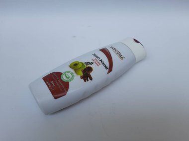 Bangalore, Karnataka, Hindistan-Nisan 24 2021: Patanjali Kesh Kanti Shikakai 'nin yakın çekimi 200 ml plastik kap, beyaz arkaplanda doğal şampuan izole edildi