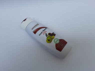 Bangalore, Karnataka, Hindistan-Nisan 24 2021: Patanjali Kesh Kanti Shikakai 'nin yakın çekimi 200 ml plastik kap, beyaz arkaplanda doğal şampuan izole edildi