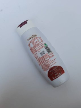 Bangalore, Karnataka, Hindistan-Nisan 24 2021: Patanjali Kesh Kanti Shikakai 'nin yakın çekimi 200 ml plastik kap, beyaz arkaplanda doğal şampuan izole edildi