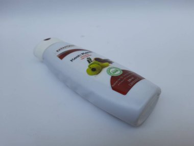 Bangalore, Karnataka, Hindistan-Nisan 24 2021: Patanjali Kesh Kanti Shikakai 'nin yakın çekimi 200 ml plastik kap, beyaz arkaplanda doğal şampuan izole edildi