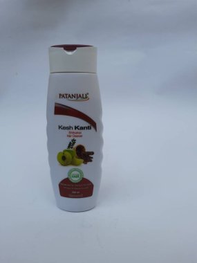 Bangalore, Karnataka, Hindistan-Nisan 24 2021: Patanjali Kesh Kanti Shikakai 'nin yakın çekimi 200 ml plastik kap, beyaz arkaplanda doğal şampuan izole edildi
