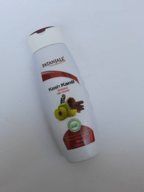Bangalore, Karnataka, Hindistan-Nisan 24 2021: Patanjali Kesh Kanti Shikakai 'nin yakın çekimi 200 ml plastik kap, beyaz arkaplanda doğal şampuan izole edildi