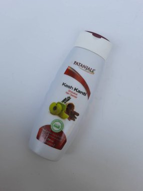 Bangalore, Karnataka, Hindistan-Nisan 24 2021: Patanjali Kesh Kanti Shikakai 'nin yakın çekimi 200 ml plastik kap, beyaz arkaplanda doğal şampuan izole edildi