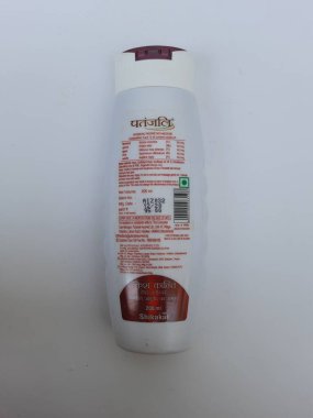 Bangalore, Karnataka, Hindistan-Nisan 24 2021: Patanjali Kesh Kanti Shikakai 'nin yakın çekimi 200 ml plastik kap, beyaz arkaplanda doğal şampuan izole edildi