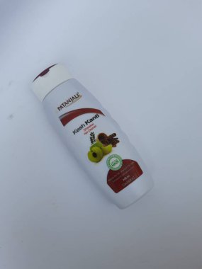 Bangalore, Karnataka, Hindistan-Nisan 24 2021: Patanjali Kesh Kanti Shikakai 'nin yakın çekimi 200 ml plastik kap, beyaz arkaplanda doğal şampuan izole edildi