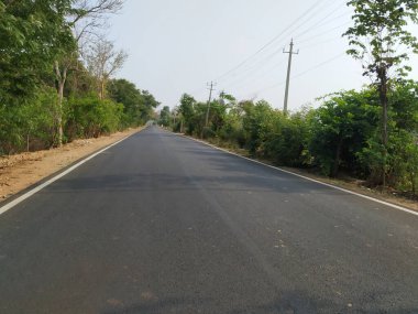 Doddaballapura yakınlarındaki Ghati Subramanya Tapınağı 'nda güzel bir asfalt yolu ya da yol.