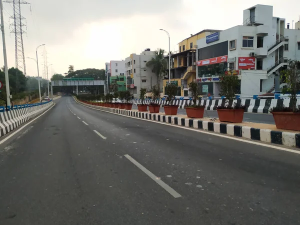 Bangalore Karnataka Indie Kwietnia 2021 Zbliżenie Pięknej Drogi Asfaltowej Pomiędzy — Zdjęcie stockowe
