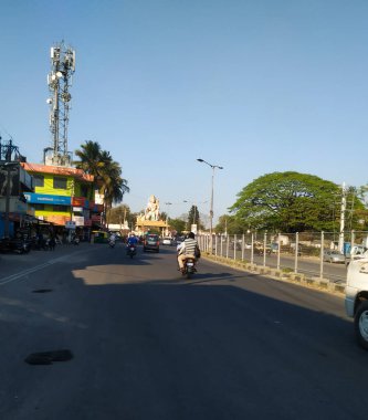 Ramanagara, Karnataka, Hindistan - 03 Mart 2021: Bangalore 'daki Ramadevara Betta Tepesi' nin girişinde Hanuman Kanununun Kapanışı, Mysore SH275 Otoyolu.