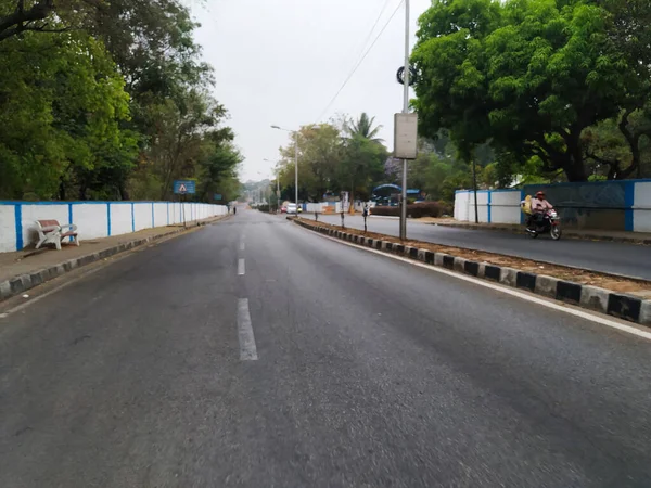 Bangalore Karnataka Índia Apr 2021 Encerramento Bela Estrada Asfalto Entre — Fotografia de Stock