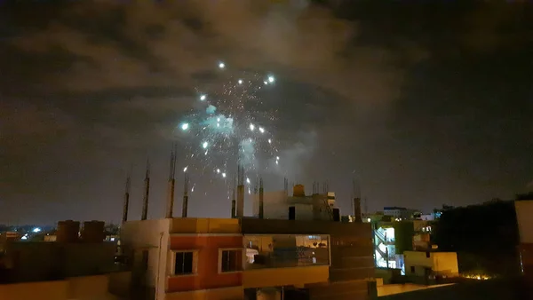 Fechamento Belos Fogos Artifício Iluminando Céu Noturno Cidade Bangalore Durante — Fotografia de Stock