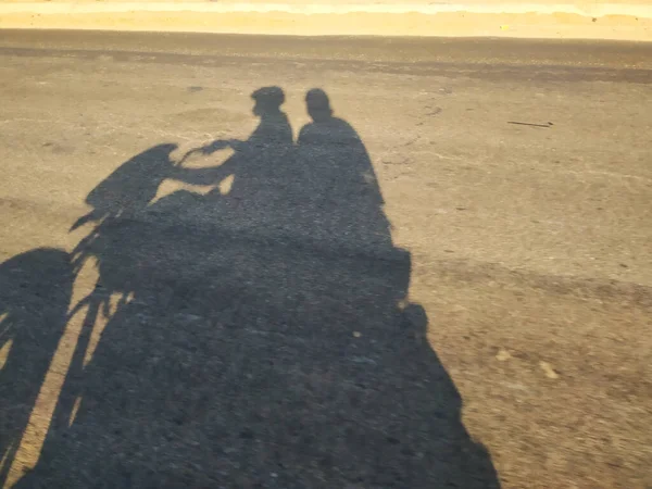 Close Sombra Asfalto Estrada Homens Dirigindo Bicicleta Menina Sentado Para — Fotografia de Stock