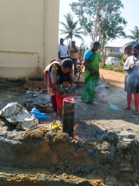 Bangalore, Karnataka, Hindistan-07 Mart 2021: İnşaat başlamadan önce bölgede puja yapan Hintli geleneksel kız ve kadınların yakınlaşması.