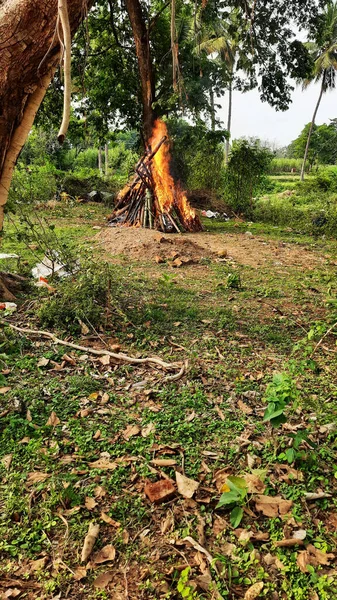 Primer Plano Del Cuerpo Muerto Llamas Fuera Del Espacio Vacío —  Fotos de Stock