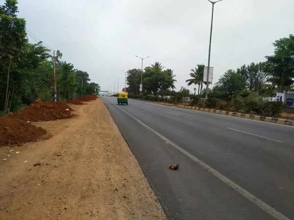 Bangalore Karnataka Indie Kwietnia 2021 Zbliżenie Pięknej Drogi Asfaltowej Pomiędzy — Zdjęcie stockowe