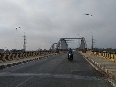 Doddaballapura, Karnataka, Hindistan-Nisan 18 2021: Doddaballapura Yolu 'nun doğa arka planında üstgeçişi olan yakınlaşması