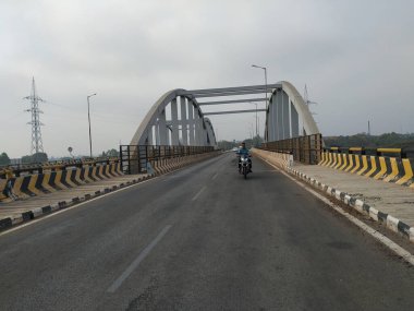 Doddaballapura, Karnataka, Hindistan-Nisan 18 2021: Doddaballapura Yolu 'nun doğa arka planında üstgeçişi olan yakınlaşması