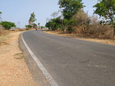 Doddaballapura, Karnataka, Hindistan-Nisan 18 2021: Doddaballapura Yolu 'nun doğa arka planında üstgeçişi olan yakınlaşması