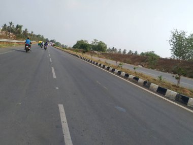 Doddaballapura, Karnataka, Hindistan-Nisan 18 2021: Doddaballapura Yolu 'nun doğa arka planında üstgeçişi olan yakınlaşması