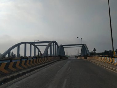 Doddaballapura, Karnataka, Hindistan-Nisan 18 2021: Doddaballapura Yolu 'nun doğa arka planında üstgeçişi olan yakınlaşması