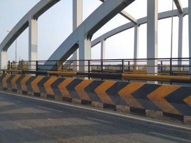 Doddaballapura, Karnataka, Hindistan-Nisan 18 2021: Doddaballapura Yolu 'nun doğa arka planında üstgeçişi olan yakınlaşması