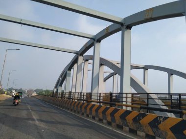 Doddaballapura, Karnataka, Hindistan-Nisan 18 2021: Doddaballapura Yolu 'nun doğa arka planında üstgeçişi olan yakınlaşması