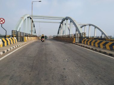 Doddaballapura, Karnataka, Hindistan-Nisan 18 2021: Doddaballapura Yolu 'nun doğa arka planında üstgeçişi olan yakınlaşması